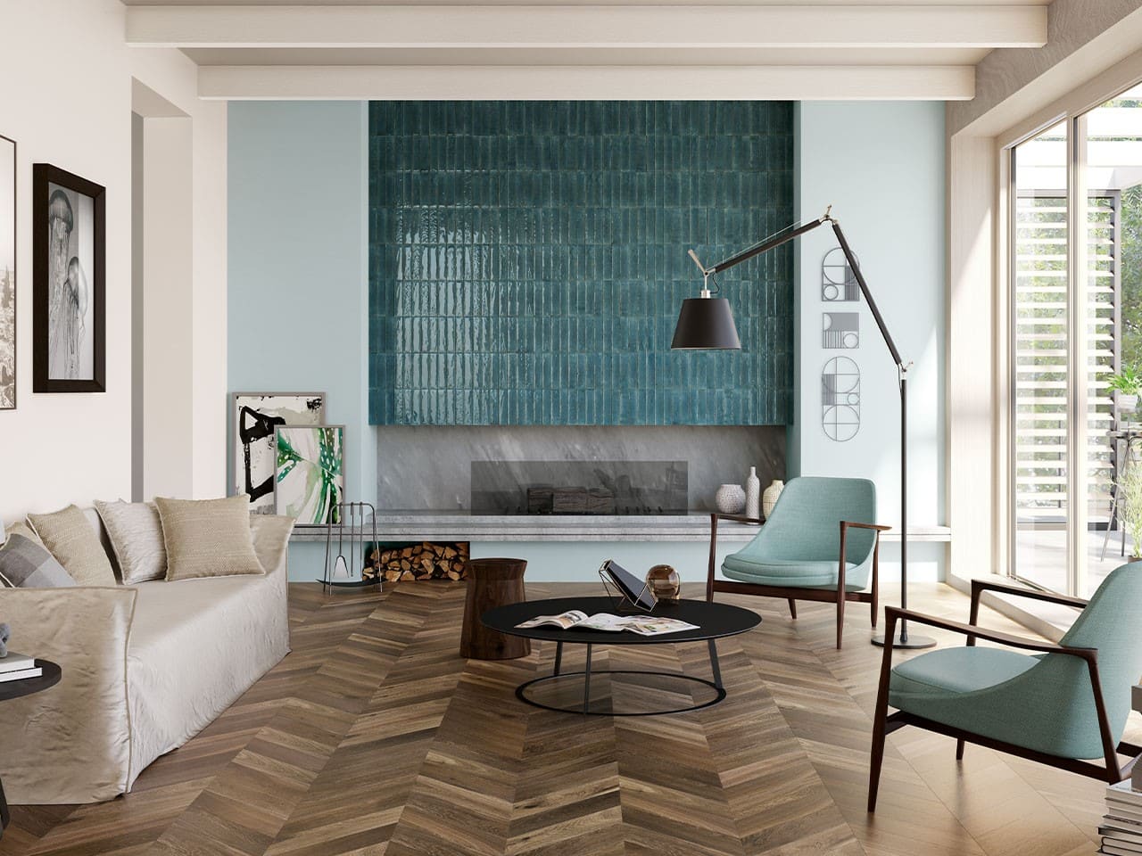 Soggiorno quadrato: camino rivestito in gres lucido e pavimento in parquet a spina ungherese